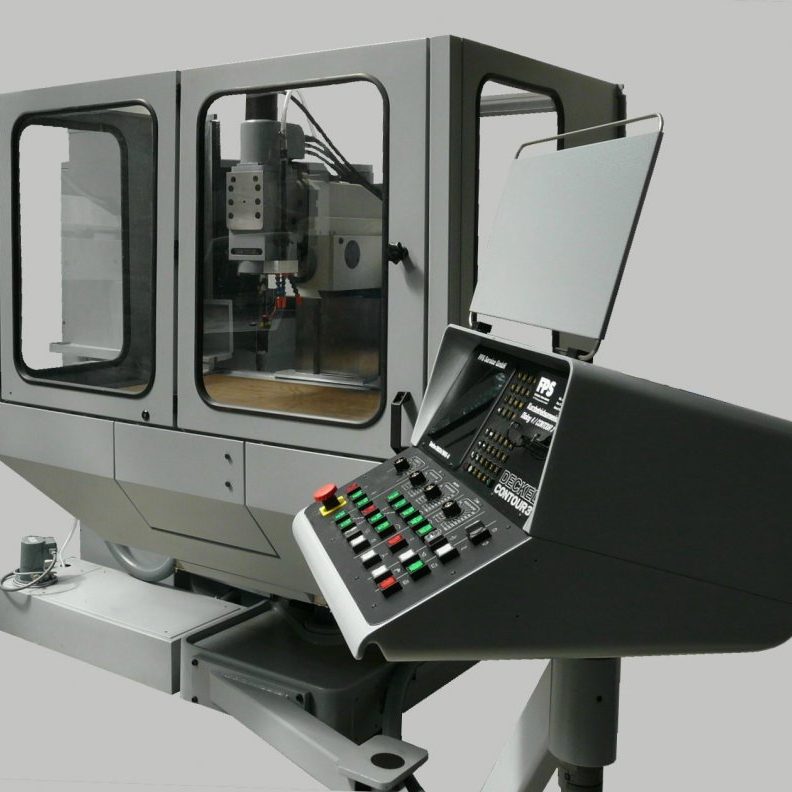 DECKEL FP3 A/T 2831 MIT DECKEL CONTOUR 3 STEUERUNG UND 20-FACH WERKZEUGWECHSEL - von FPS generalüberholt - Bedienung CNC ohne Handrad