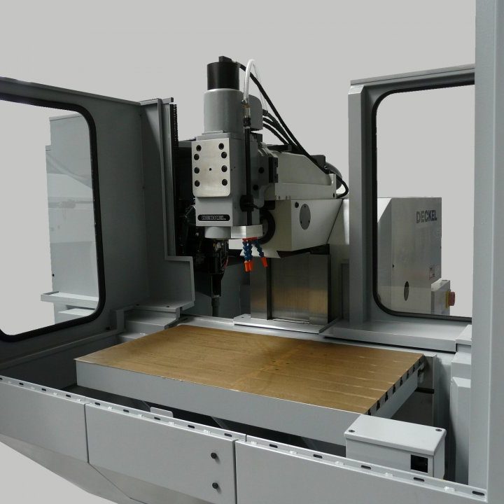 DECKEL FP3 A/T 2831 MIT DECKEL CONTOUR 3 STEUERUNG UND 20-FACH WERKZEUGWECHSEL - von FPS generalüberholt - Bedienung CNC ohne Handrad