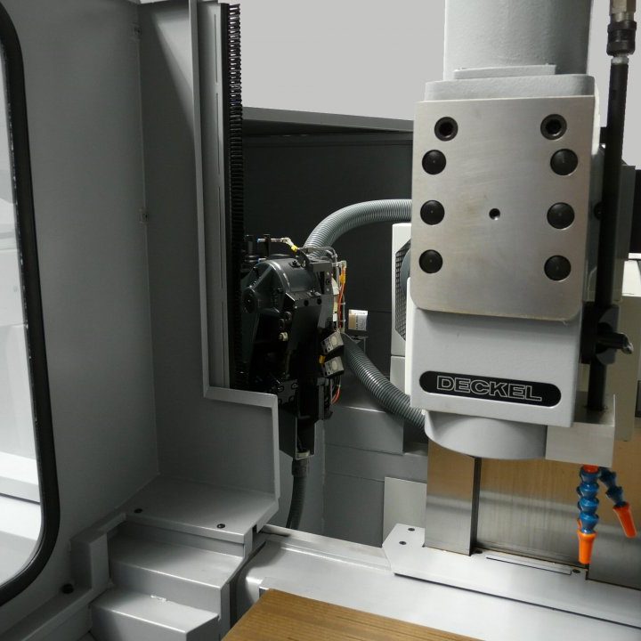 DECKEL FP4 A/T 2832 MIT DECKEL DIALOG 11 STEUERUNG UND 20-FACH WERKZEUGWECHSLER- von FPS generalüberholt - Bedienung CNC ohne Handrad